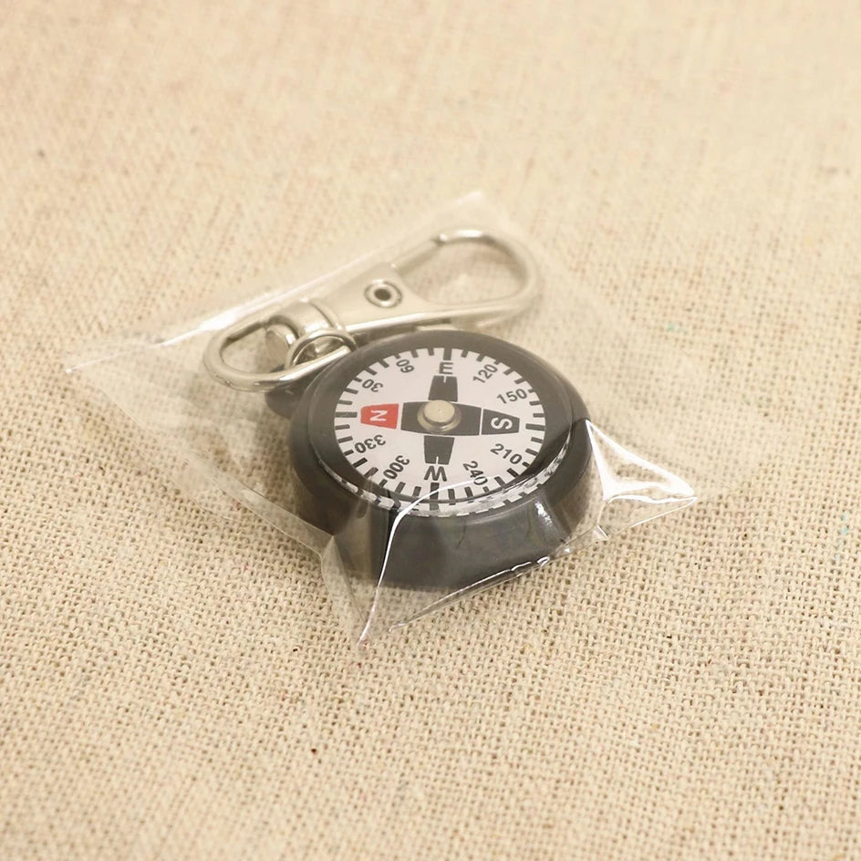 Mini Survival Compass Portable Outdoor Camping Hiking Pocket Navigator Adventure Keychain Compass Climbing Equipment